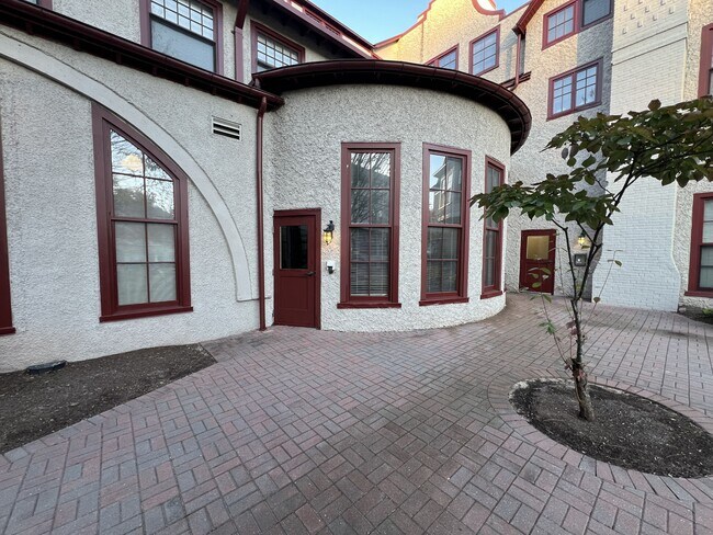 Building Photo - 2601 Hume Dr