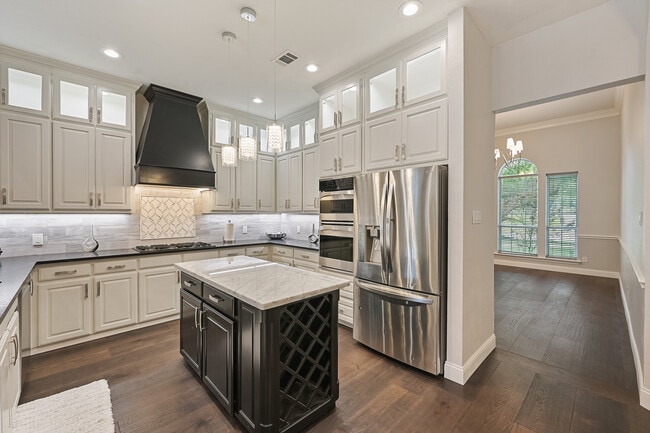 Building Photo - 711 Saratoga Dr