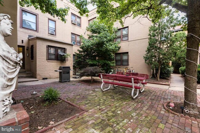 Building Photo - 1934 Waverly St