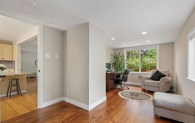 Building Photo - LOW RENT!Beautiful 4Bed2Bath House!PRIME h...