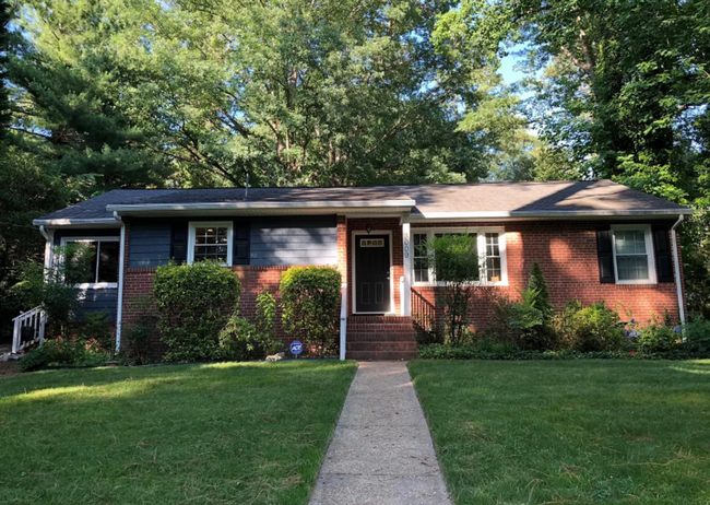 Primary Photo - Beautiful Home Near Pony Pasture!