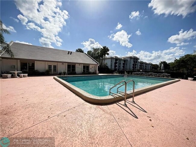 Building Photo - 711 N Pine Island Rd