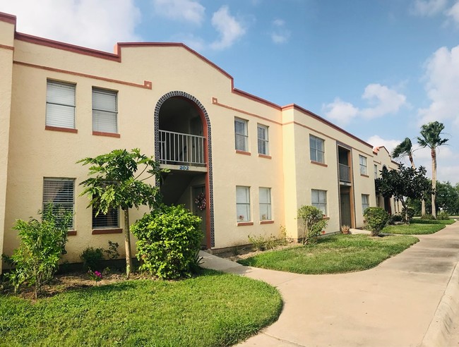 Building Photo - Los Cedros Apartments