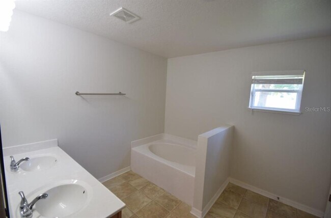 Building Photo - 241 Pine Shadow Ln