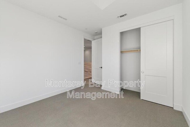 Building Photo - 108 8th St