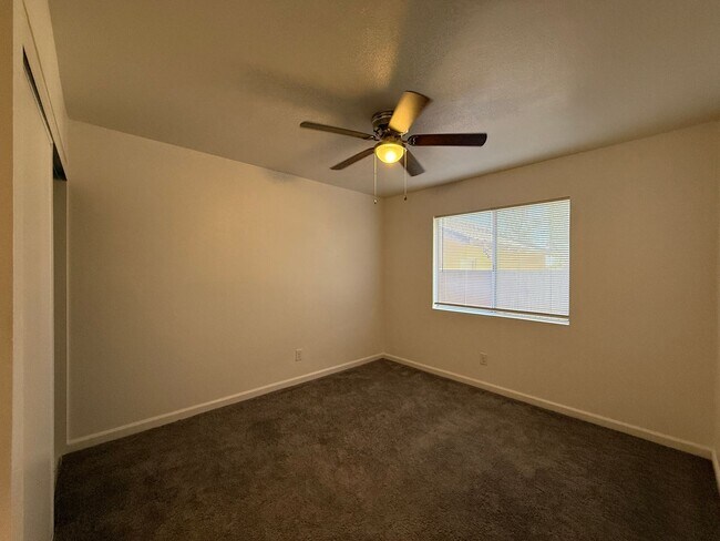 Building Photo - Palmdale Apartment 2 bedroom