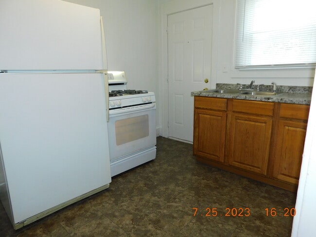 Building Photo - 142 Pingree Ave