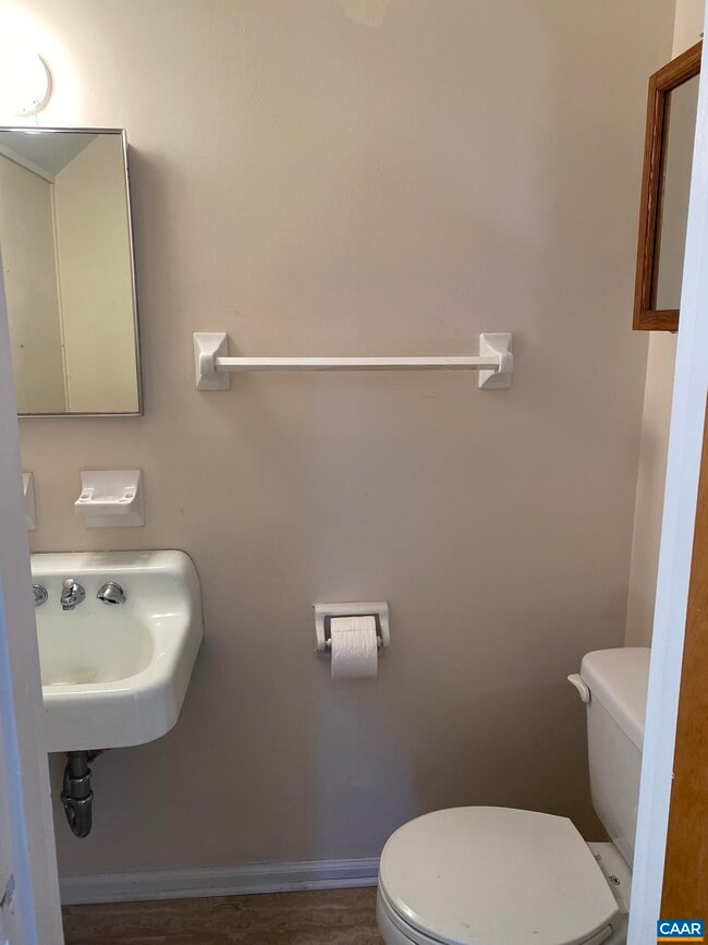 Building Photo - 312 Azalea Dr