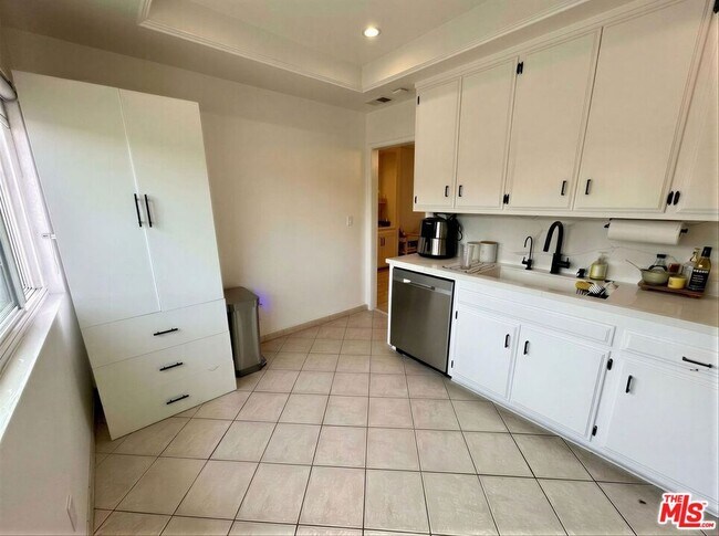 Building Photo - 5139 Balboa Blvd