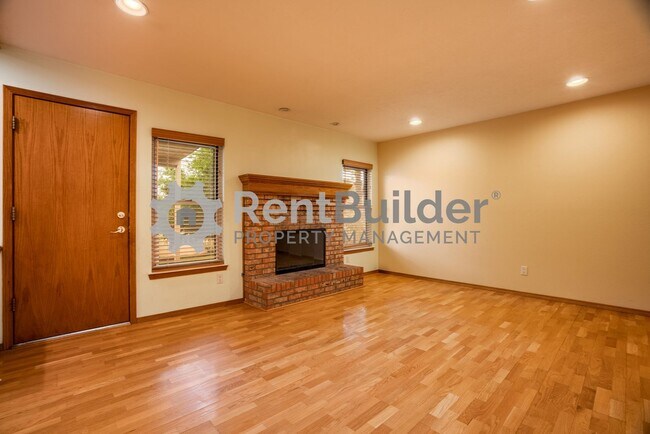 Building Photo - FANTASTIC HOUSE TO CALL HOME!