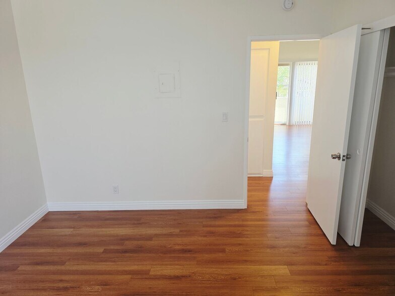 Building Photo - 437 E Cedar Ave