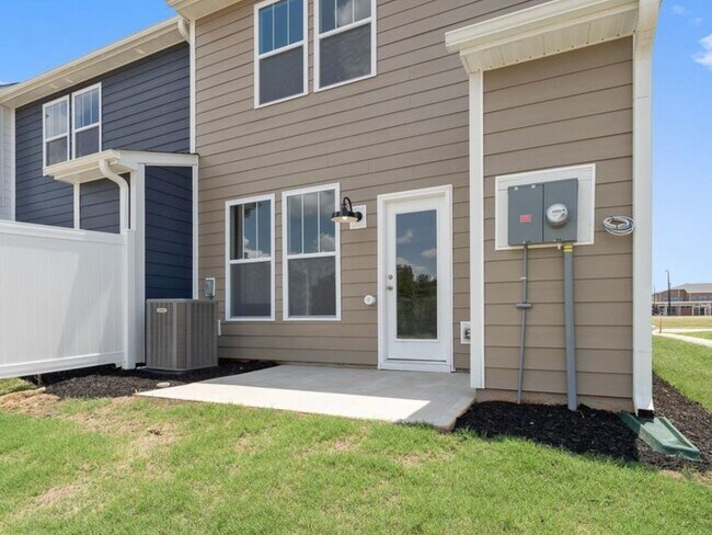 Building Photo - 4 Bedroom Townhome in Spartanburg