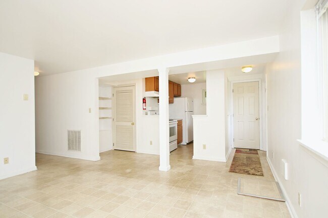 Building Photo - Basement Apartment Near UVA & Downtown