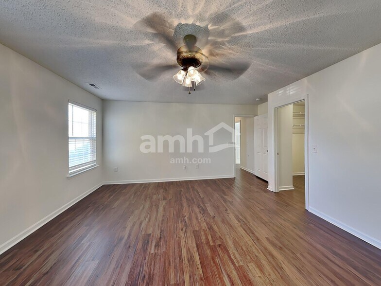 Building Photo - 1003 Glen Hollow Dr