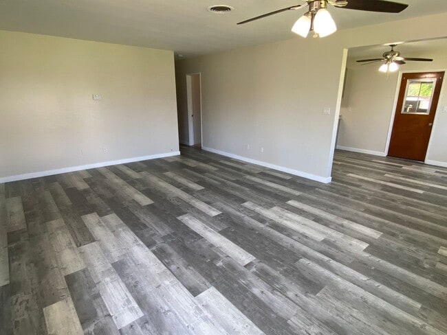 Building Photo - Amazing Home Large Lot