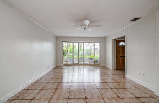 Building Photo - 823 S Ripple Creek Dr