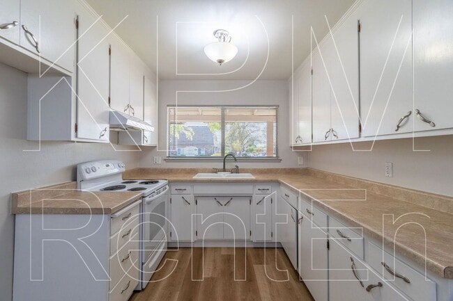 Building Photo - 443 E Robinhood Dr