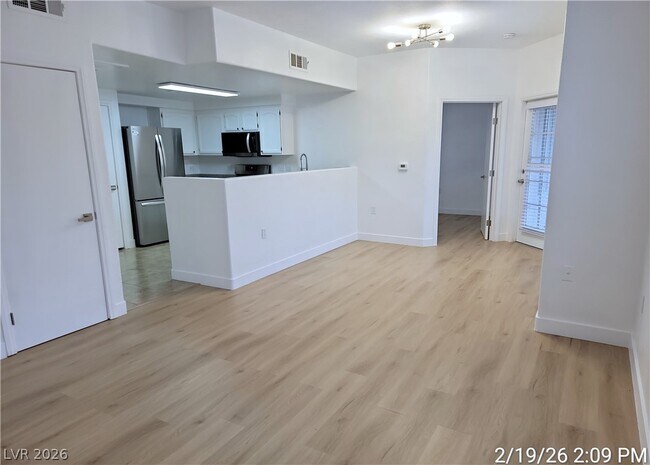 Building Photo - 3400 Cabana Dr