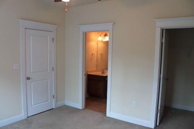 Building Photo - Two Bedroom Near Downtown Available!