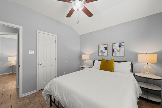 Building Photo - Cline