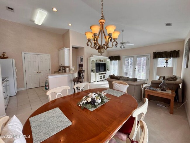 Building Photo - Furnished 3 Bedroom, 2 Bathroom in Sea Tra...