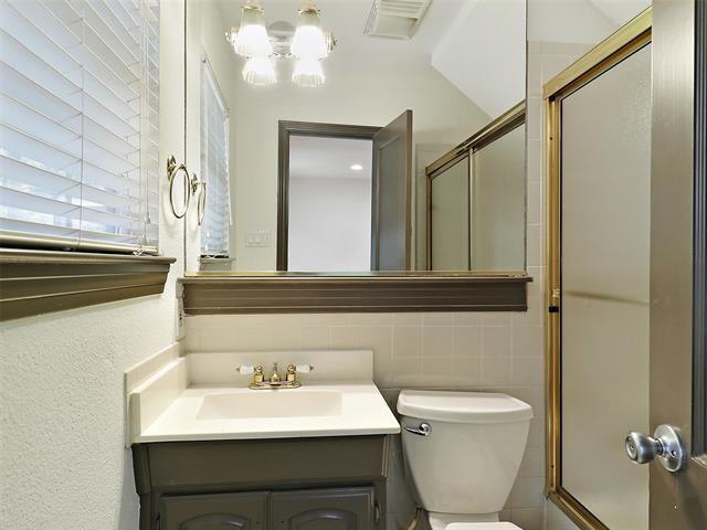 Building Photo - 2824 Dyer St