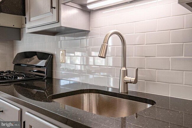 Building Photo - 910 E Bellevue Ave