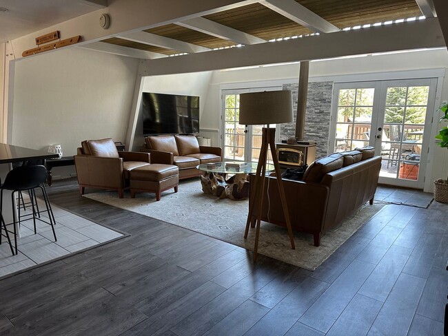 Building Photo - Modern 4-Bedroom Home Near Canyon Lodge – ...