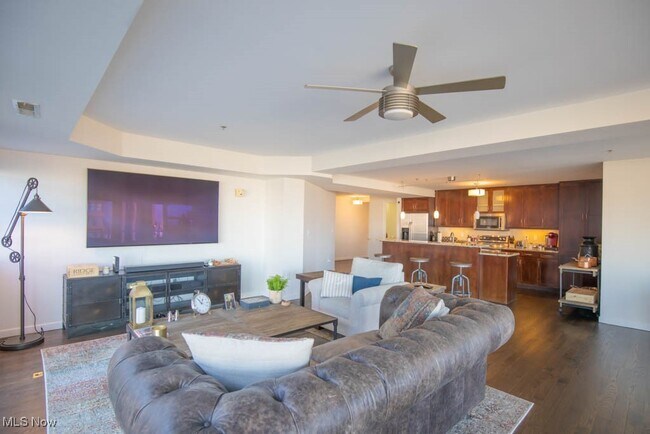 Building Photo - 701 W Lakeside Ave