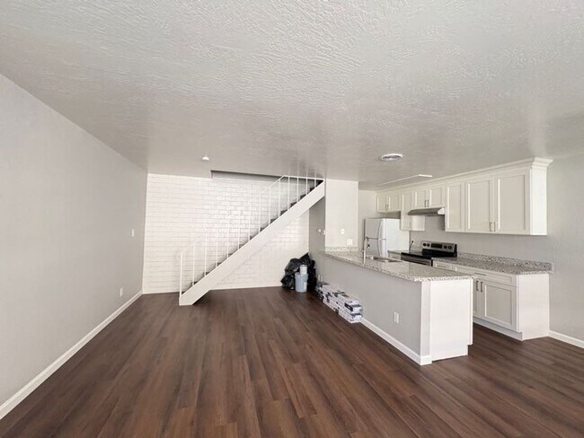 Building Photo - Charming Two Bedroom Condo