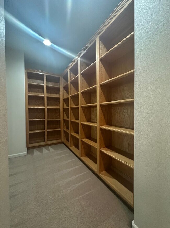 Building Photo - Reduced Price! Spacious 5 Bed, 3 Bath home...