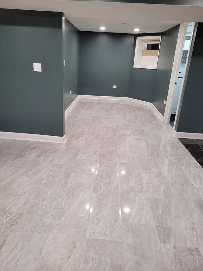 Building Photo - 6164 N Hamilton Ave