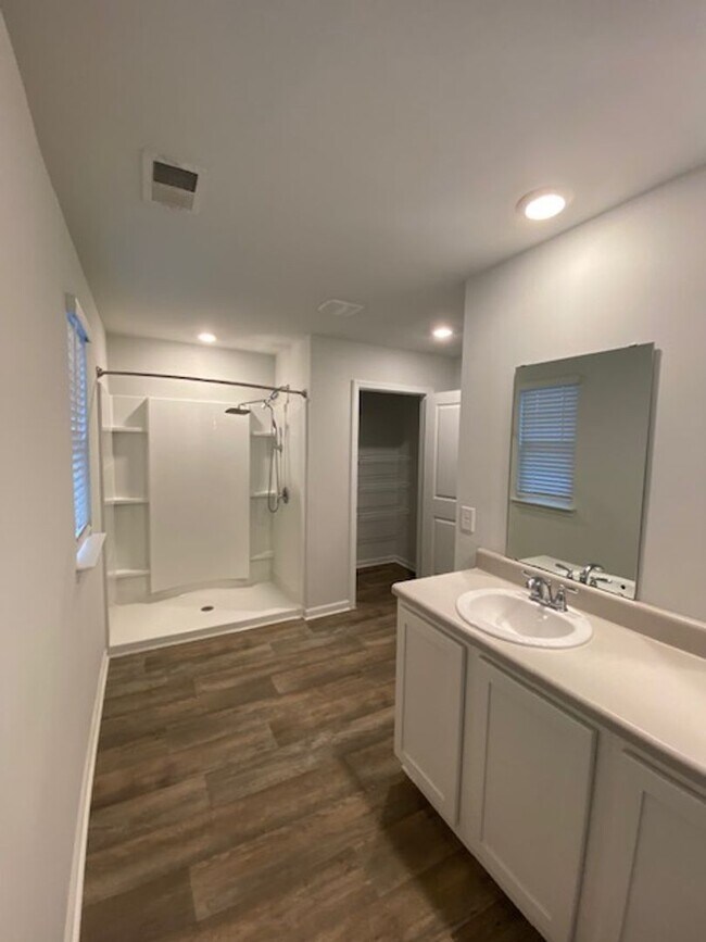 Building Photo - Welcome to a move-in ready haven!!!