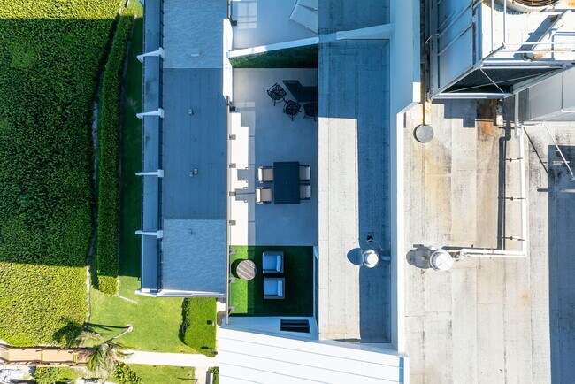 Building Photo - 3115 S Ocean Blvd
