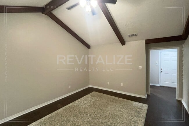 Building Photo - 3 Bed 2 Bath with Large Yard