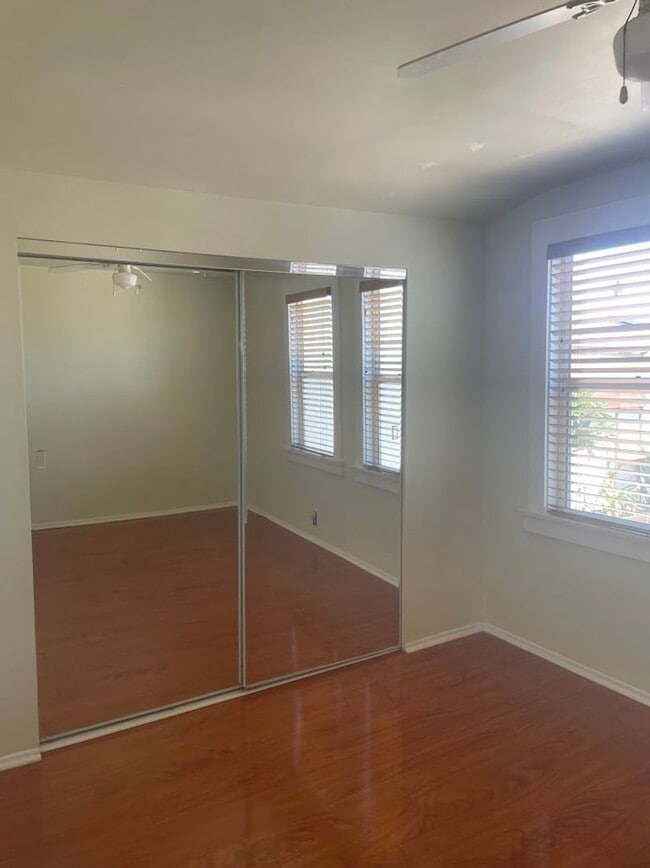 Building Photo - Bright  3bed/2bath single family home with...