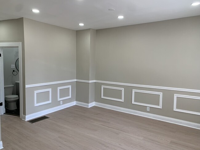 Building Photo - 5445 S Harper Ave