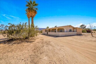 Building Photo - 2 Bedroom Home on 1.8 Acre Lot