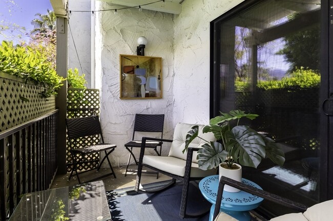 Building Photo - Serene Oasis Condo in Palm Springs (Monthly Only - No Long Term)