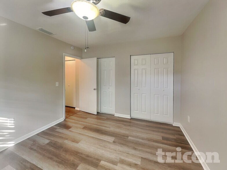 Building Photo - 2218 Village Ct