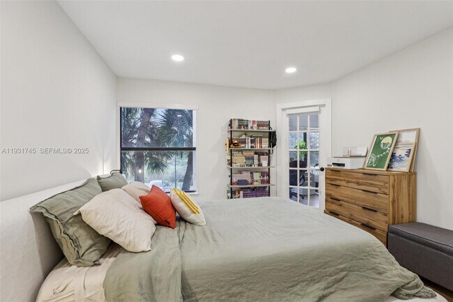 Building Photo - 2926 S University Dr