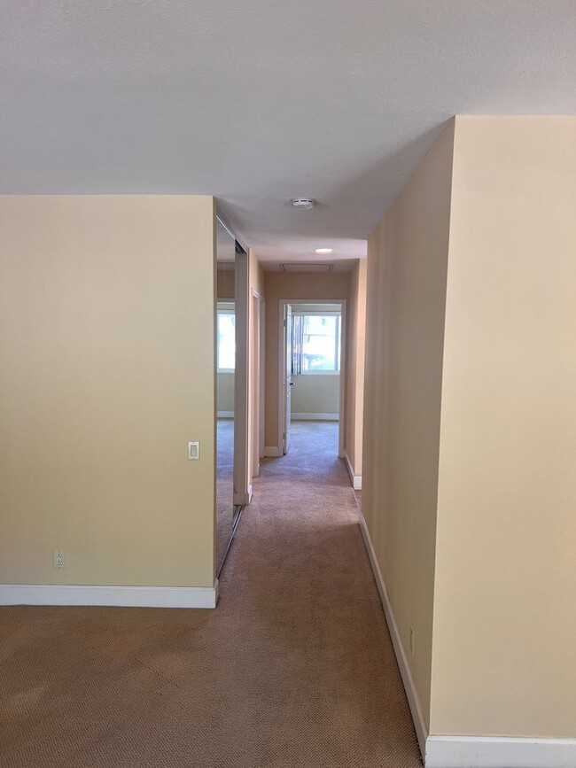Building Photo - 2 bedroom, 2 bath top floor condo in La Jolla