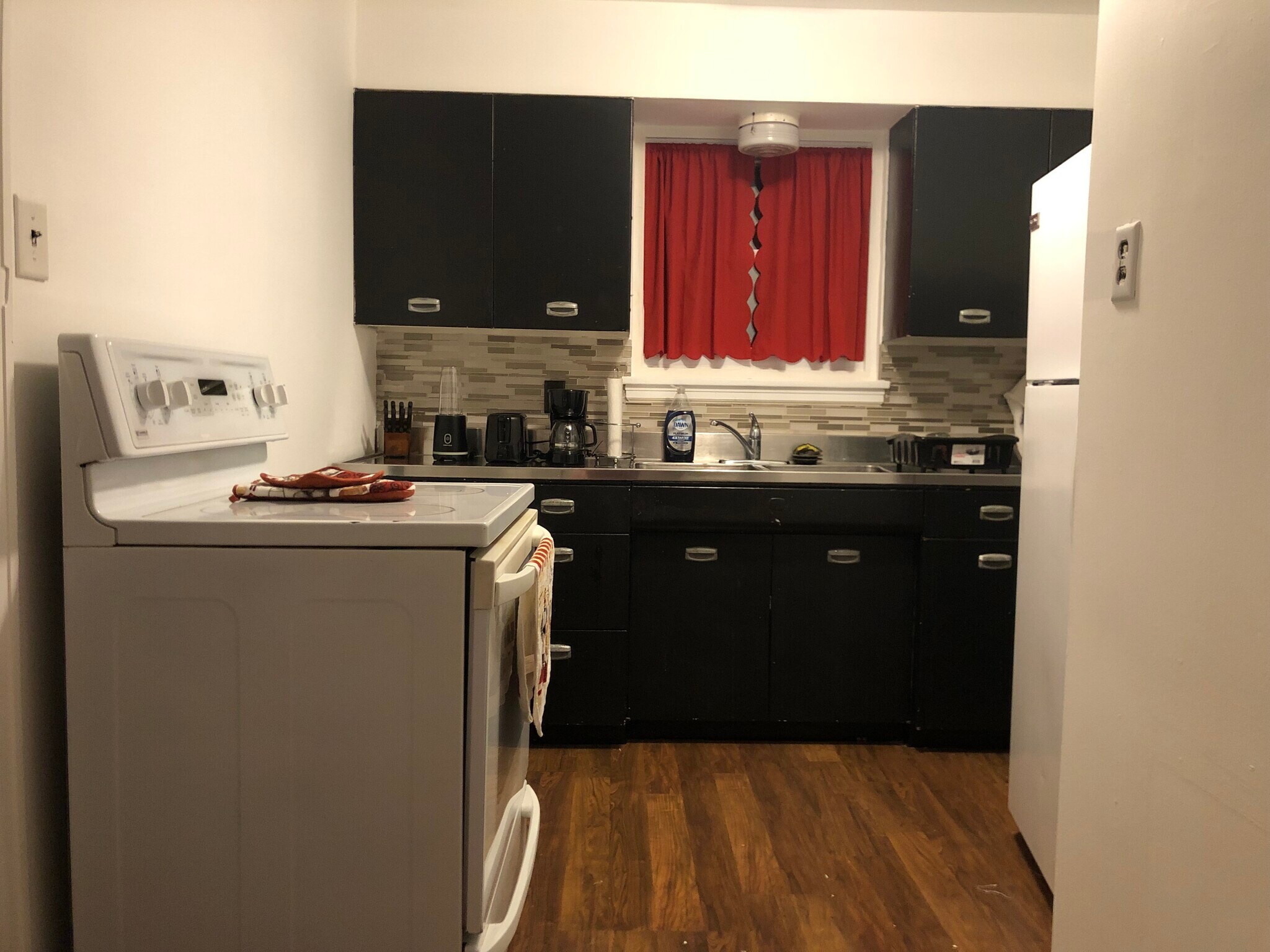 Kitchen - 216 Green Ave