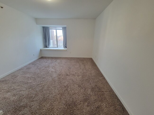 Building Photo - Top-Floor, spacious, 1 Bedroom Condo in So...