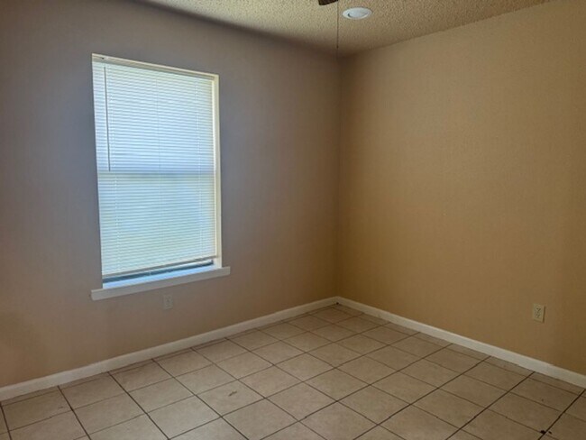 Building Photo - 3/1 Fenced yard Pet Friendly Gladewater ISD