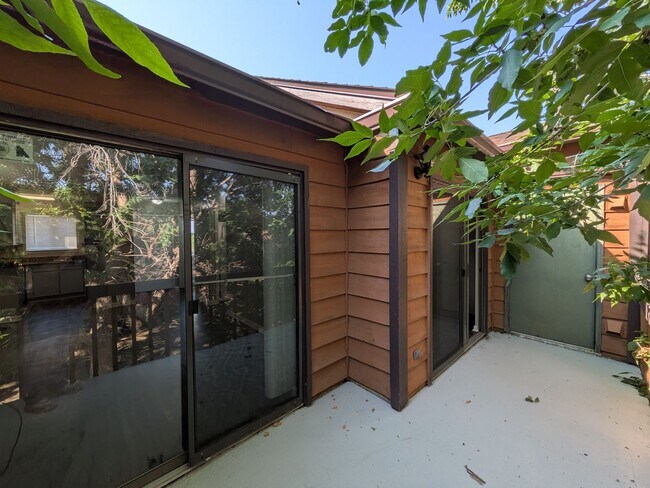 Building Photo - Spacious 2 Bed 1 Bath Condo in Aurora! Ava...
