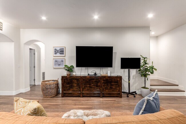 Building Photo - Beautiful 6-bedroom basement home