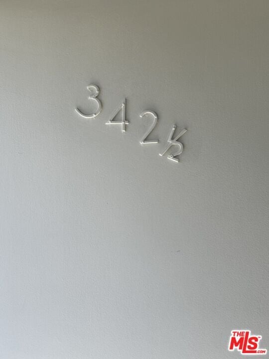 Building Photo - 342 1/2 S Serrano Ave