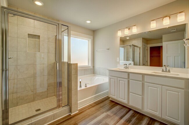 Building Photo - Gorgeous 4 BR, 3BA, Home with Loft, and 2 ...