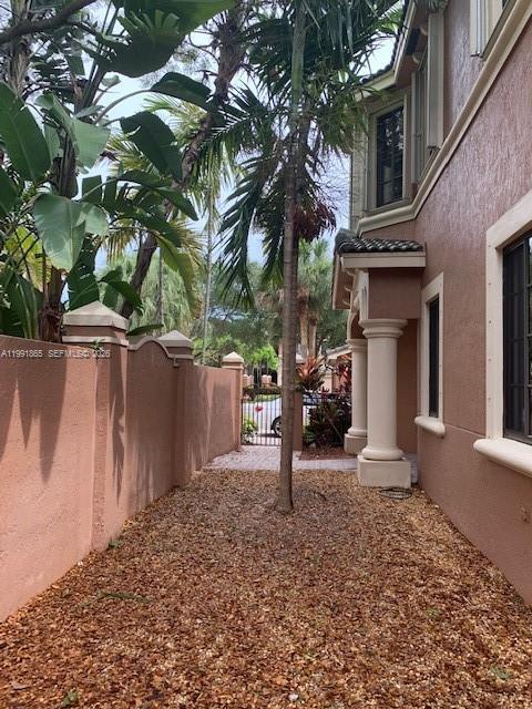 Building Photo - 2800 Kinsington Cir